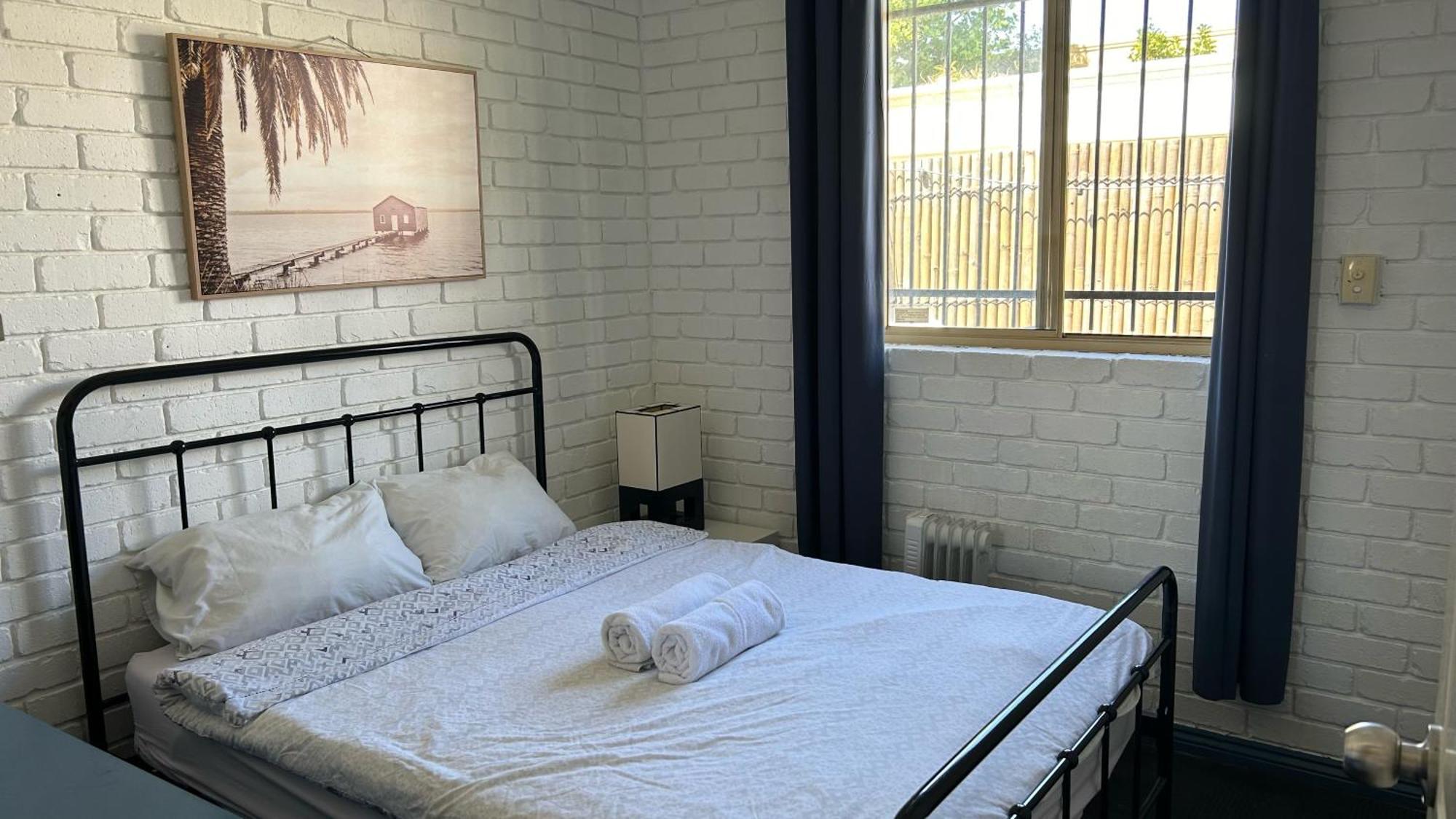 Shiralee Hostel -Note - Valid Passport Required To Check In Perth Exterior photo